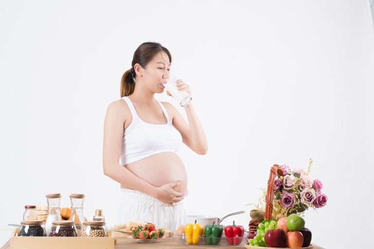 Mẹ bầu nên uống sữa chua để cải thiện đường tiêu hóa