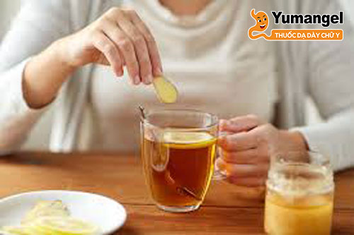 Uống trà gừng ấm hỗ trợ làm giảm đau dạ dày hiệu quả.