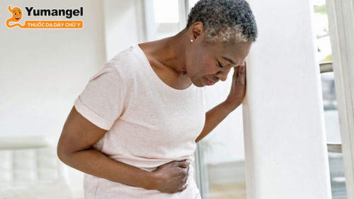 Rối loạn dạ dày khiến người bệnh bị nóng ở ngực, đau bụng xung quanh vùng rốn và đau nhói dưới xương sườn.