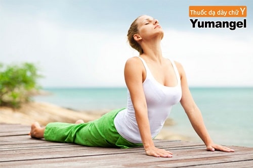 Trong các khóa học online trên Unica, Nguyễn Hiếu đã huấn luyện người học các kỹ năng gì liên quan đến yoga chữa đau dạ dày?

