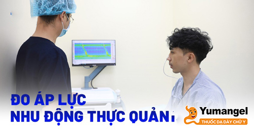 Bác sĩ đo áp lực thực quản độ phân giải cao cho người bệnh trào ngược. 