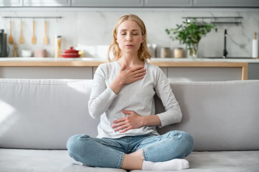 5 bài Yoga nhẹ người hay đau hoặc khó chịu dạ dày có thể tham khảo - thở cơ hoành