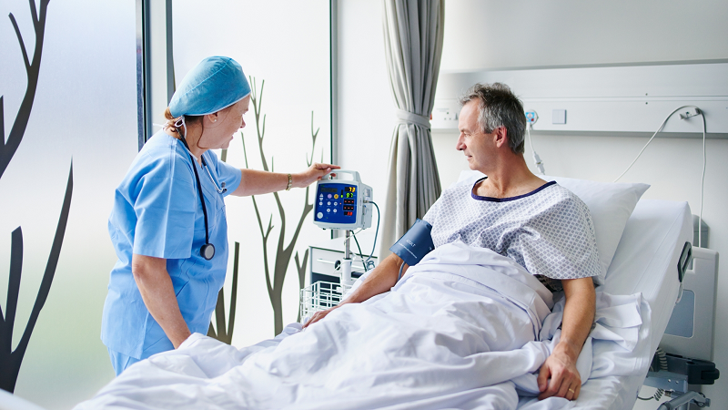Bệnh nhân nôn ra máu được theo dõi sinh hiệu và truyền dịch tại bệnh viện.