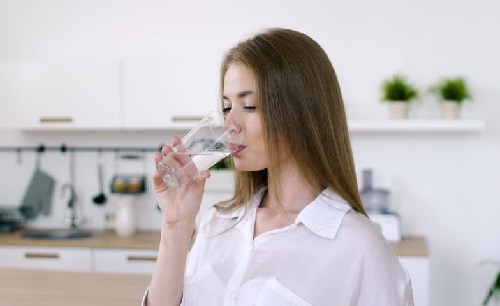 Trào ngược dạ dày nên uống nhiều nước loại gì