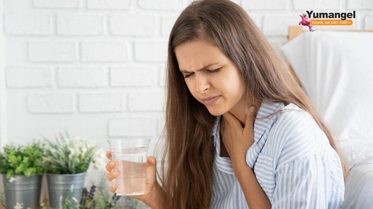 Cảm giác đau khi nuốt, có thể xuất hiện cùng lúc hoặc sau cảm giác nghẹn