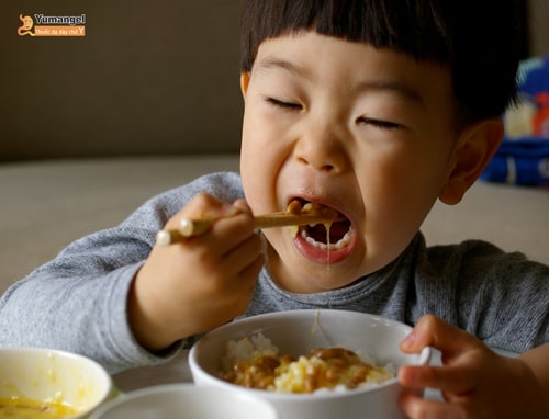 trẻ ăn cơm sớm có đau dạ dày