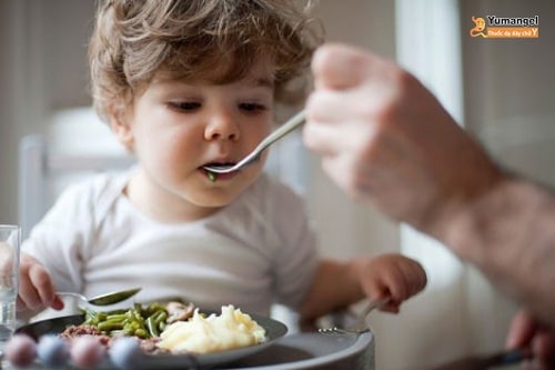 trẻ ăn thô sớm có đau dạ dày