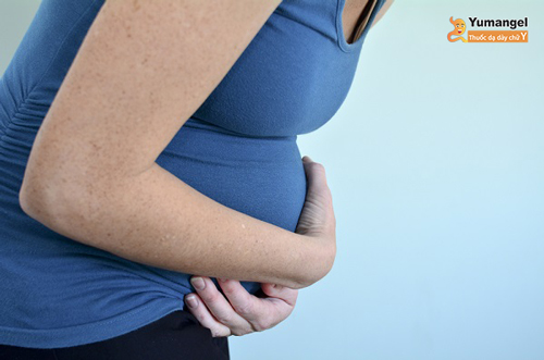 Viêm đại tràng khi mang thai xảy ra do chế độ ăn uống không điều độ, tâm lý mẹ bầu thay đổi và táo bón kéo dài.