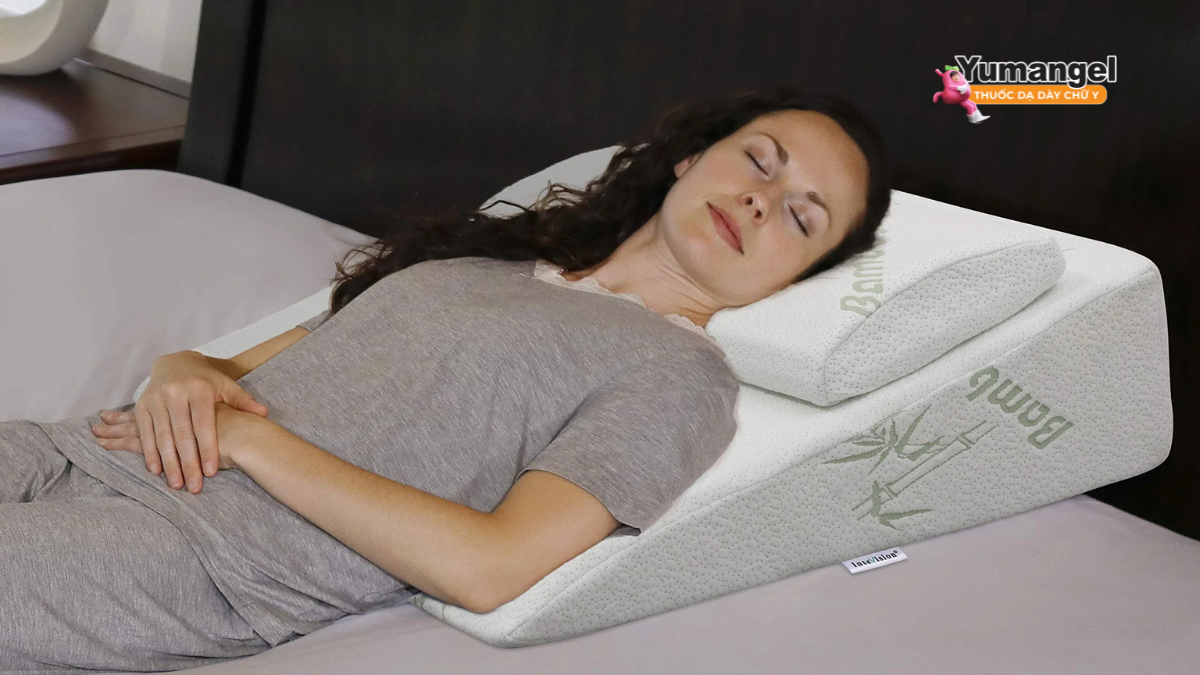 Người bệnh nên nằm ngửa hoặc nằm nghiêng về bên trái kết hợp gối cao đầu (khoảng 25-30cm)