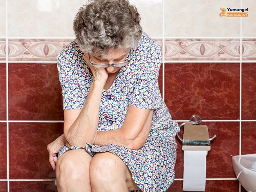người già bị táo bón lâu ngày