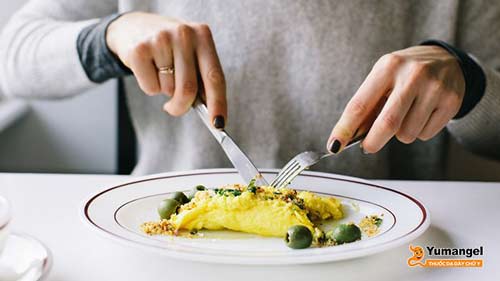 Nên ăn chậm và nhai kỹ để giảm áp lực lên dạ dày Nên ăn chậm và nhai kỹ để giảm áp lực lên dạ dày