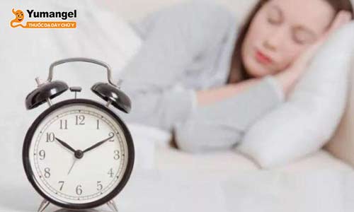 Nên ngủ trước 23h, ngủ đủ 8 tiếng/ngày, tránh thức khuya, ngủ muộn, ngủ không đủ giấc.