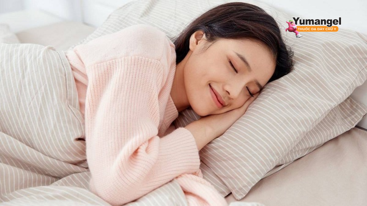 Ngủ đúng giờ và nên nâng cao đầu giường khi ngủ