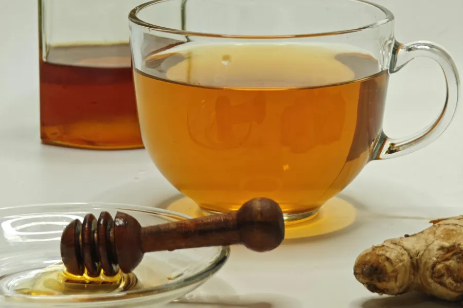 Mật ong pha nước ấm có tốt hơn uống trực tiếp không?