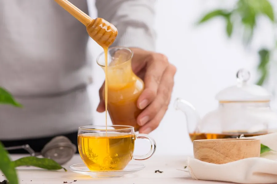Cách thử mật ong và theo dõi triệu chứng sau uống