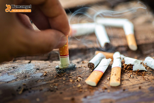 Hút thuốc lá là 1 trong các yếu tố làm tăng nguy cơ bị trào ngược