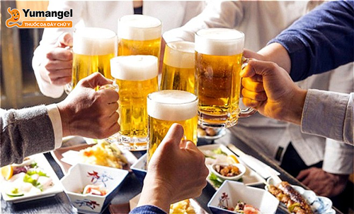 Tiêu thụ rượu, bia gây kích thích tăng axit dạ dày và làm giãn cơ thắt thực quản dưới gây trào ngược