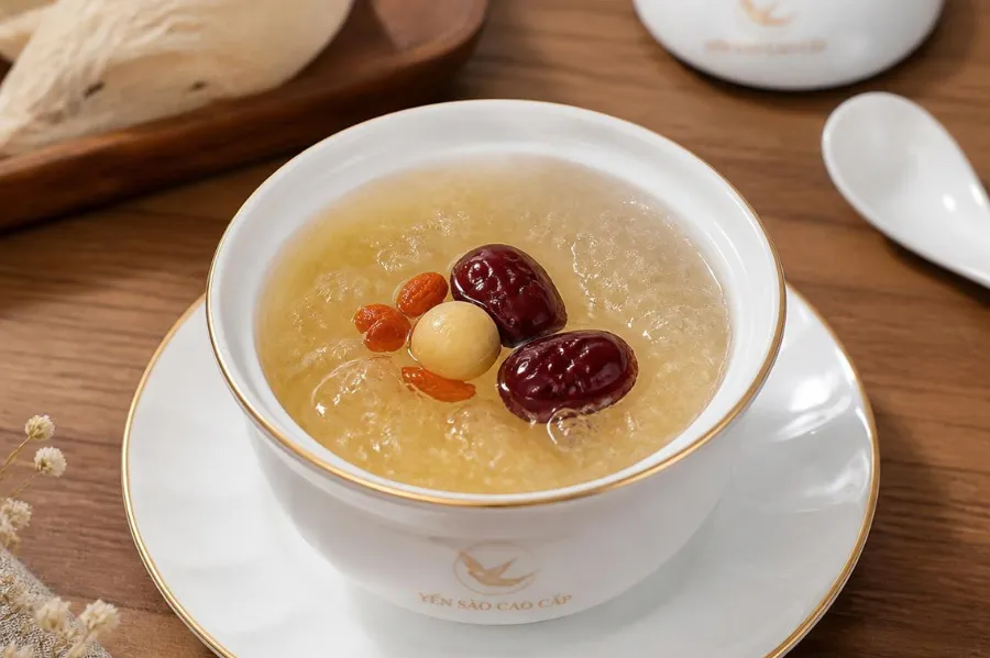 Bụng đói uống nước yến được không?