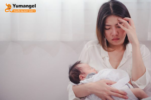 Khi bị trào ngược dạ dày, các mẹ thường có các triệu chứng như: đau âm ỉ, đau quặn, cồn cào, nóng rát, buồn nôn…