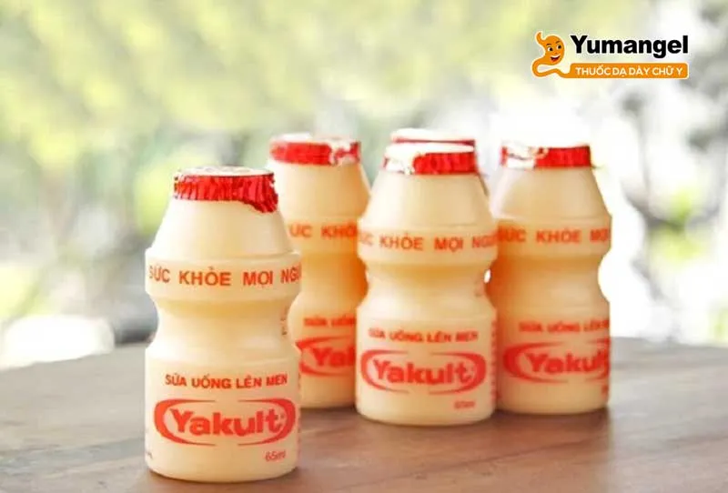 Yakult làm tăng lợi khuẩn và giảm thiểu hại khuẩn giúp cân bằng hệ vi sinh đường ruột.