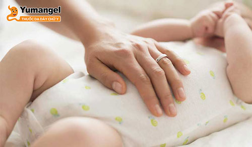 Massage bụng giúp giảm đau cho bé sơ sinh.
