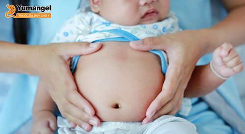 Trẻ sơ sinh bị khó chịu, đầy bụng, bụng căng chướng. 
