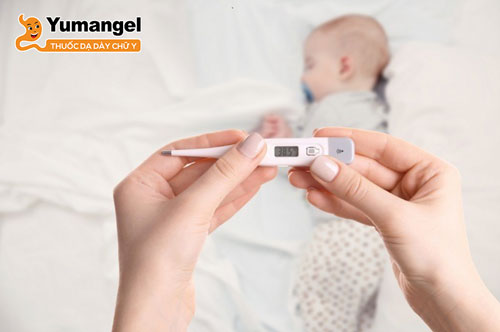 Trẻ sơ sinh bị sốt cao trên 38 độ kèm đau bụng quanh rốn, phân dính máu, nôn trớ không dứt ba mẹ cần đưa đi khám ngay. 