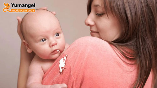 Trào ngược dạ dày xảy ra ở hầu hết trẻ sơ sinh, biểu hiện dưới dạng ợ ướt sau khi bú và/hoặc nôn ra sữa.