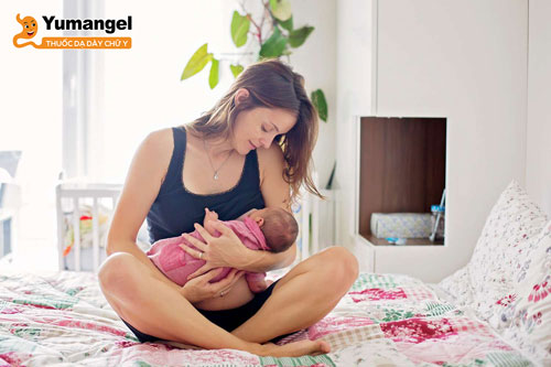Khi cho trẻ bú mẹ trực tiếp, các mẹ cần cho con nằm nghiêng về bên trái trước sau đó mới chuyển sang bên phải. 