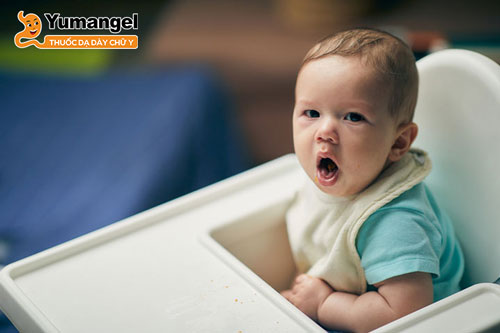 Nguyên nhân chính khiến trẻ 2 tháng tuổi bị trào ngược dạ dày thực quản là do ống dẫn thức ăn (thực quản) của bé chưa phát triển đầy đủ.