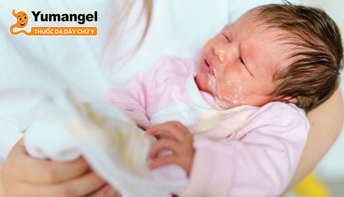 Trẻ 2 tháng tuổi bị trào ngược bệnh lý không điều trị kịp thời có thể gây nhiều biến chứng nguy hiểm. 