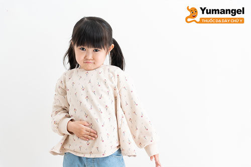 Trẻ 2 tuổi bị trào ngược dạ dày do cơ vòng thực quản chưa hoàn chỉnh hoặc do bệnh lý. 