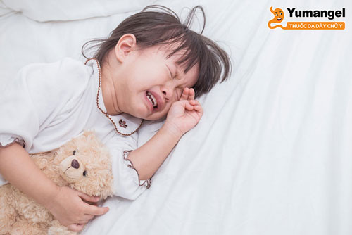 Trào ngược khiến trẻ thường xuyên bị nôn sau ăn, khó chịu khiến trẻ quấy khóc, ngủ không sâu giấc.