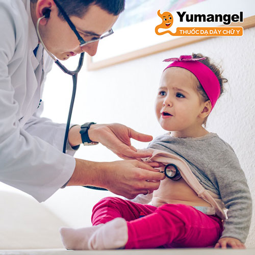 Ba mẹ nên đưa con đến gặp bác sĩ chuyên khoa khi có dấu hiệu bị trào ngược dạ dày để được chẩn đoán chính xác nguyên nhân và điều trị kịp thời. 