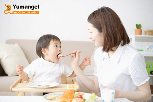 Ba mẹ có thể cho con ăn 5-6 bữa nhỏ một ngày, không nên cho bé ăn quá no.