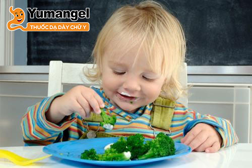 Ba mẹ nên ưu tiên chế biến thức ăn dưới dạng hấp, luộc để giảm thiểu lượng dầu mỡ.