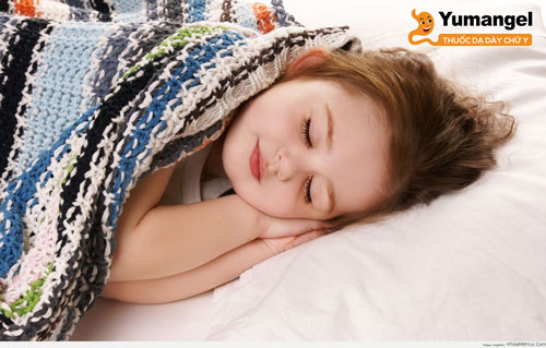 Ba mẹ nên cho trẻ ngủ trước 21h và ngủ đủ giấc mỗi ngày. 