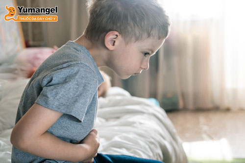 Trẻ 3 tuổi bị trào ngược kéo dài có thể gây viêm loét thực quản, chảy máu thực quản, viêm phổi, hen suyễn… 