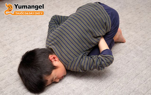 Cơn đau bụng do chứng khó tiêu thường là đau hoặc rát ở bụng trên và lặp đi lặp lại. 
