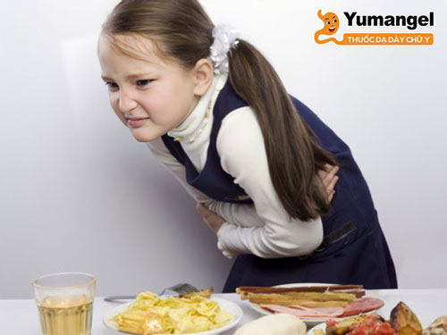 Đau bụng là triệu chứng hay gặp khi trẻ bị ngộ độc thực phẩm. 