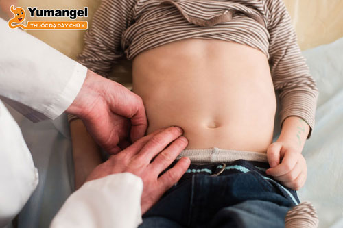 Thăm khám bác sĩ là điều bố mẹ nên làm khi con bị đau bụng quanh rốn kéo dài. 