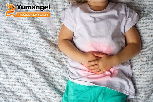 Trẻ bị dị ứng sữa thường bị đau quặn bụng kèm theo nôn mửa, tiêu chảy, có máu trong phân và phát ban trên da. 