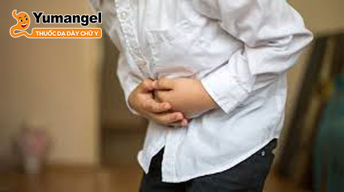 Khi một đứa trẻ bị viêm ruột thừa, chúng có thể kêu đau bụng liên tục ở giữa bụng.