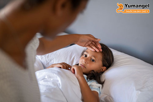 Các triệu chứng của viêm dạ dày ruột ở trẻ là đau bụng, nôn mửa, sốt, tiêu chảy