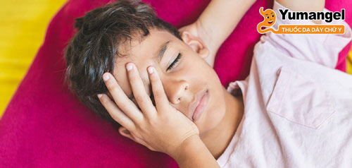 Trẻ cũng có thể bị đau bụng từng cơn do tâm lý căng thẳng và khó chịu. 