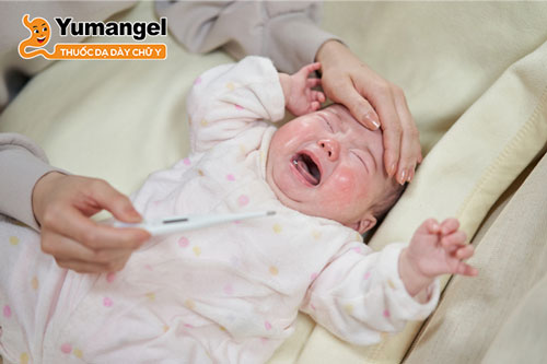 Trẻ sơ sinh khóc rất to, như đang la hét hoặc đau đớn.