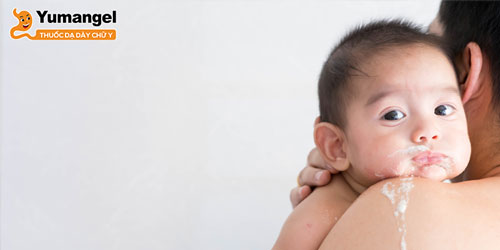 Trào ngược dạ dày thực quản cũng là nguyên nhân khiến trẻ sơ sinh bị đau bụng về đêm. 