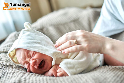 Trẻ sơ sinh bị đau bụng về đêm có thể xuất phát từ nhiều nguyên nhân khác. 