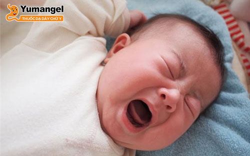 Trẻ sơ sinh bị đau bụng về đêm do bệnh lý có thể gây ra biến chứng nguy hiểm nếu không được điều trị kịp thời và đúng cách.