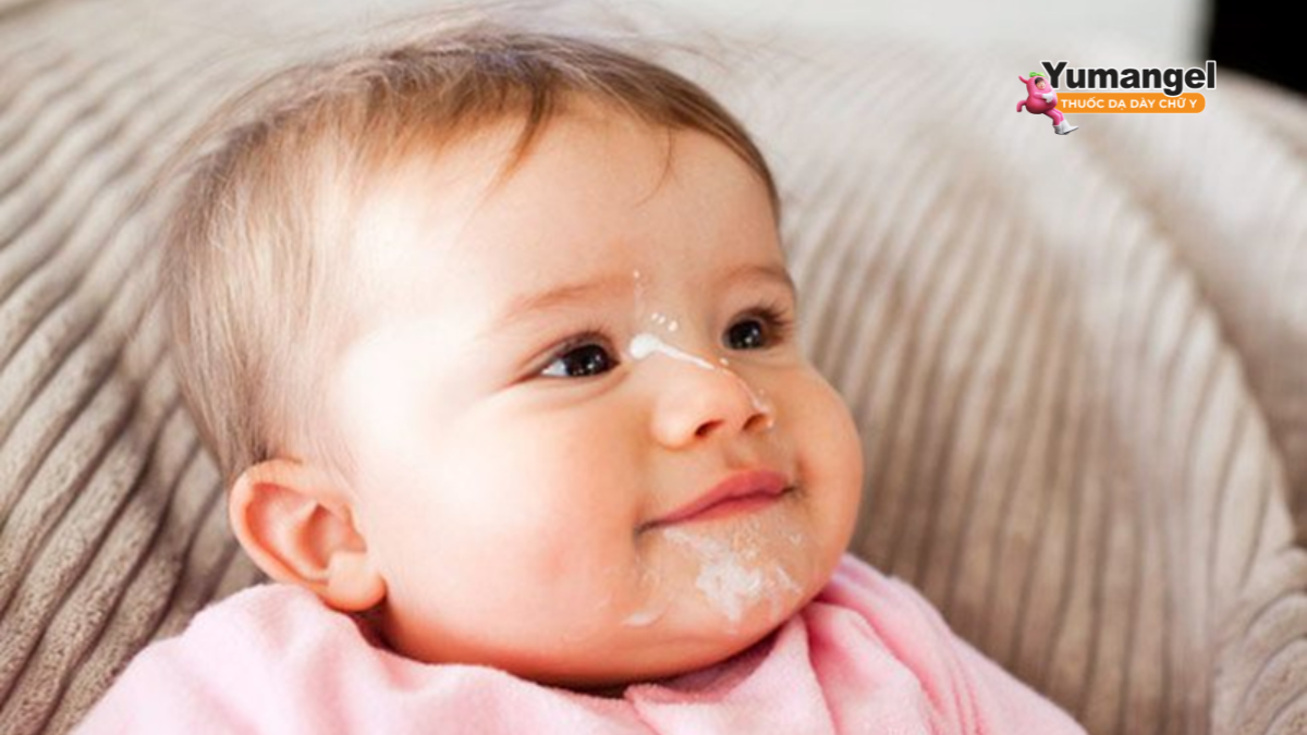 Cơ thắt thực quản của trẻ chưa phát hiện hoàn toàn nên hoạt động đóng mở không hiệu quả